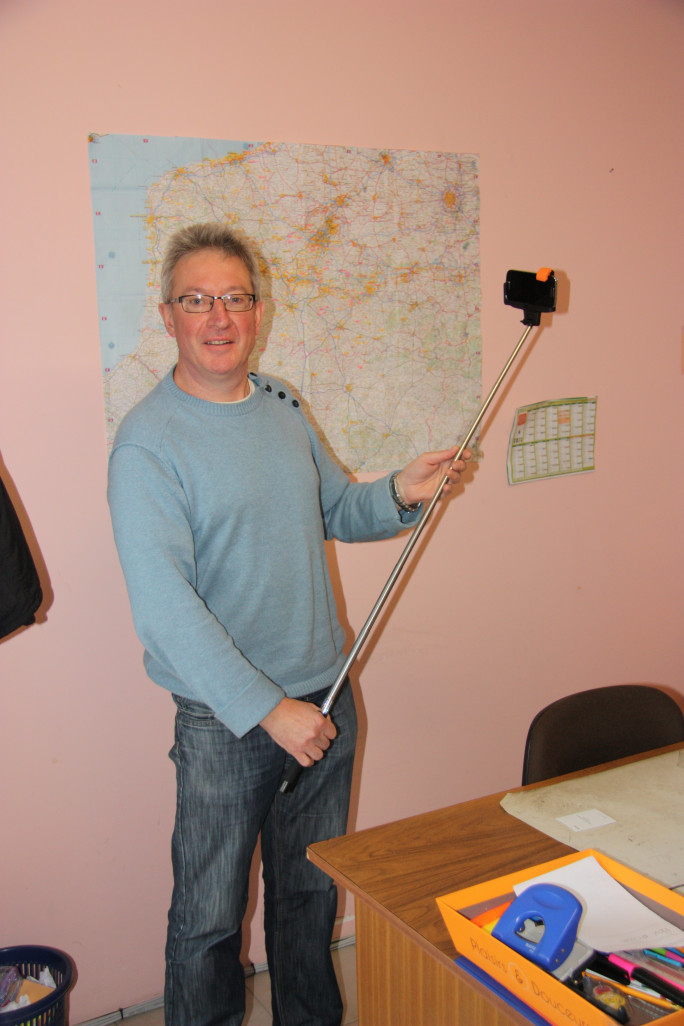 Au sein de son bureau, M. Alain Merlier manipule l'une des perches à selfies qu'il commercialise.