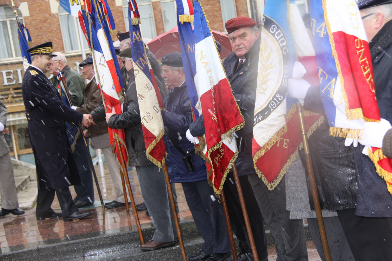 La première sortie du préfet  dans le Pas-de-Calais sous la neige en mars 2012 lors du dépôt d’une gerbe au monument aux morts place Foch à Arras, comme le veut la tradition républicaine.