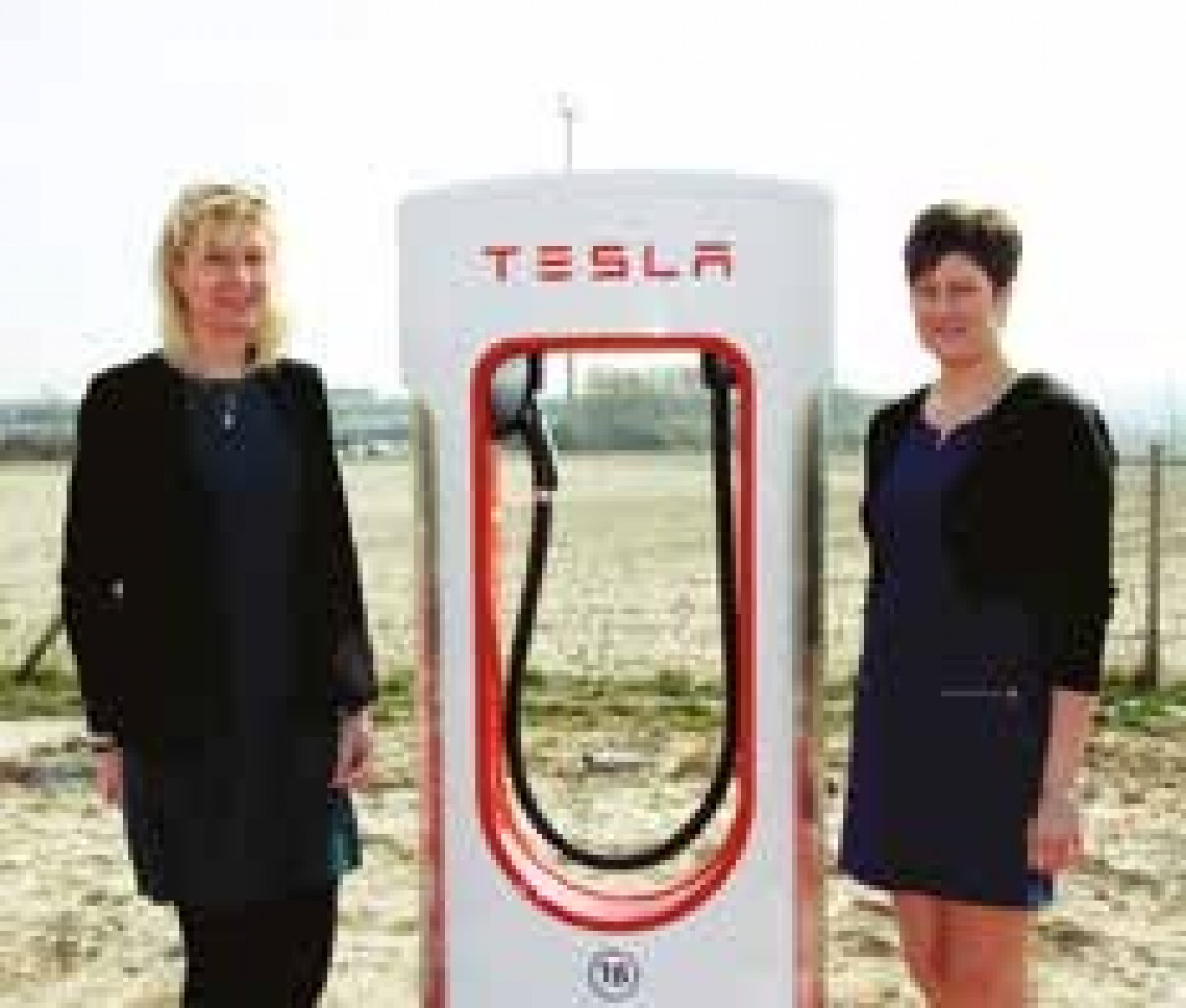 Delphine Rocca (à gauche) et Stéphanie Thibaut entourent l’une des deux bornes de rechargement Tesla. 