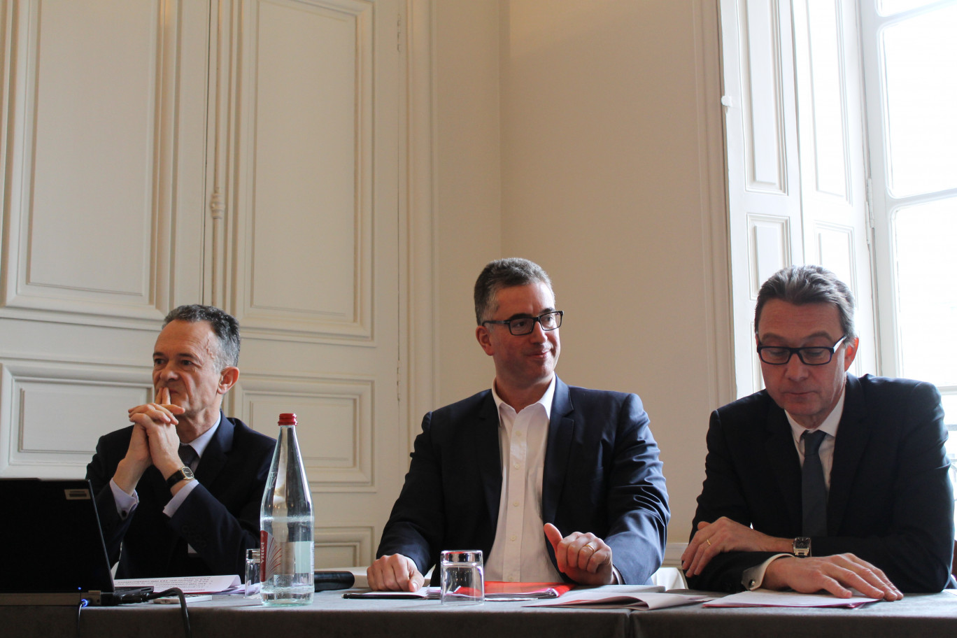 De gauche à droite, Xavier de Mézerac, directeur financier de Groupe Auchan, Vincent Mignot, directeur général d’Auchan France, et Jean-Denis Deweine, directeur de l'offre et des achats internationaux.