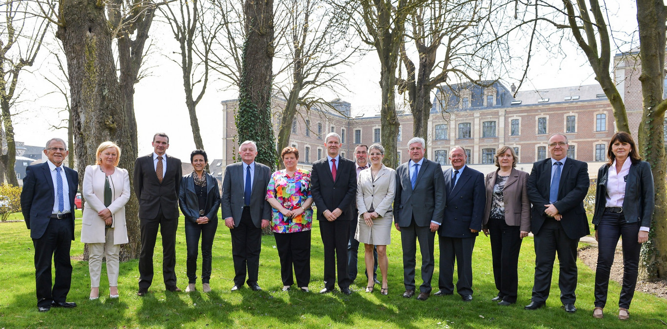 Michel Dagbert, président du Conseil départemental du Pas-de-Calais, entouré de ses treize vice-président(e)s.