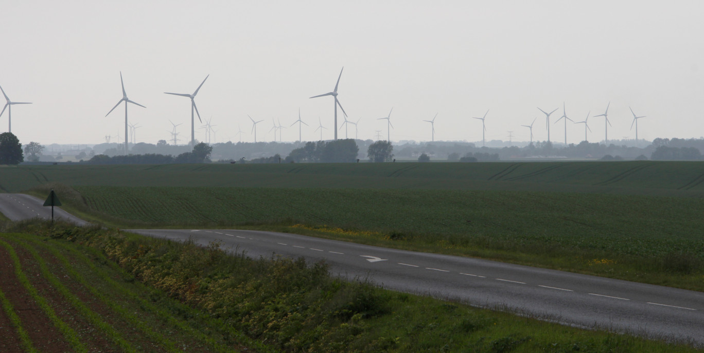 Le territoire comptera à terme près d'une centaine d'éoliennes .
