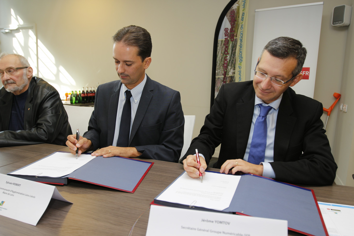 Sylvain Robert et Jérôme Yomtov secrétaire général du groupe SFR Numéricâble ont signé la convention de partenariat avant de celer leur engagement par une poignée de  mains. 