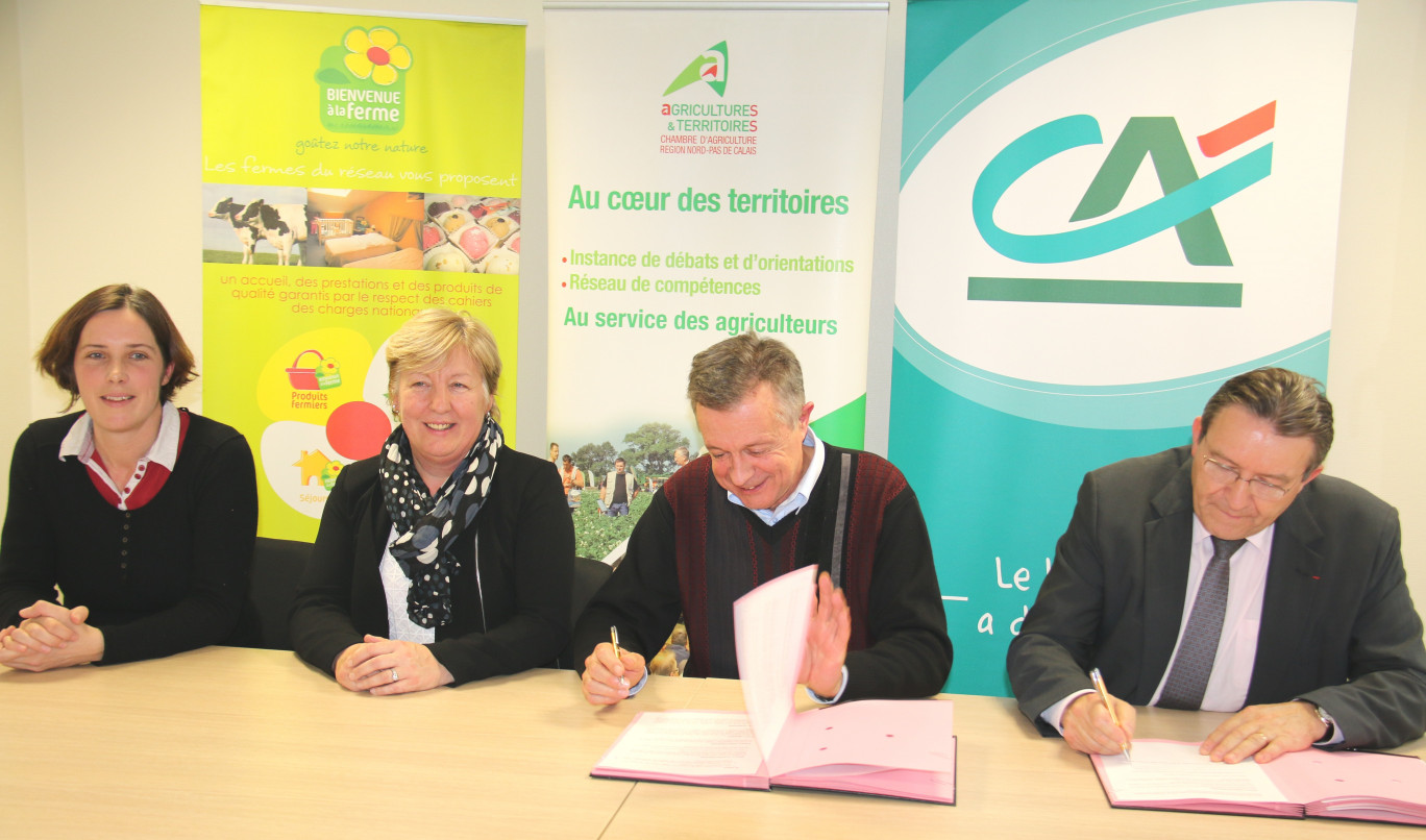 De gauche à droite, les représentants de la « Bienvenue à la ferme », ainsi que les signataires de la convention de partenariat : Jean-Bernard Bayard, président de la Chambre d’agriculture du Nord-Pas de Calais, et François Macé, directeur général du Crédit Agricole Nord de France.