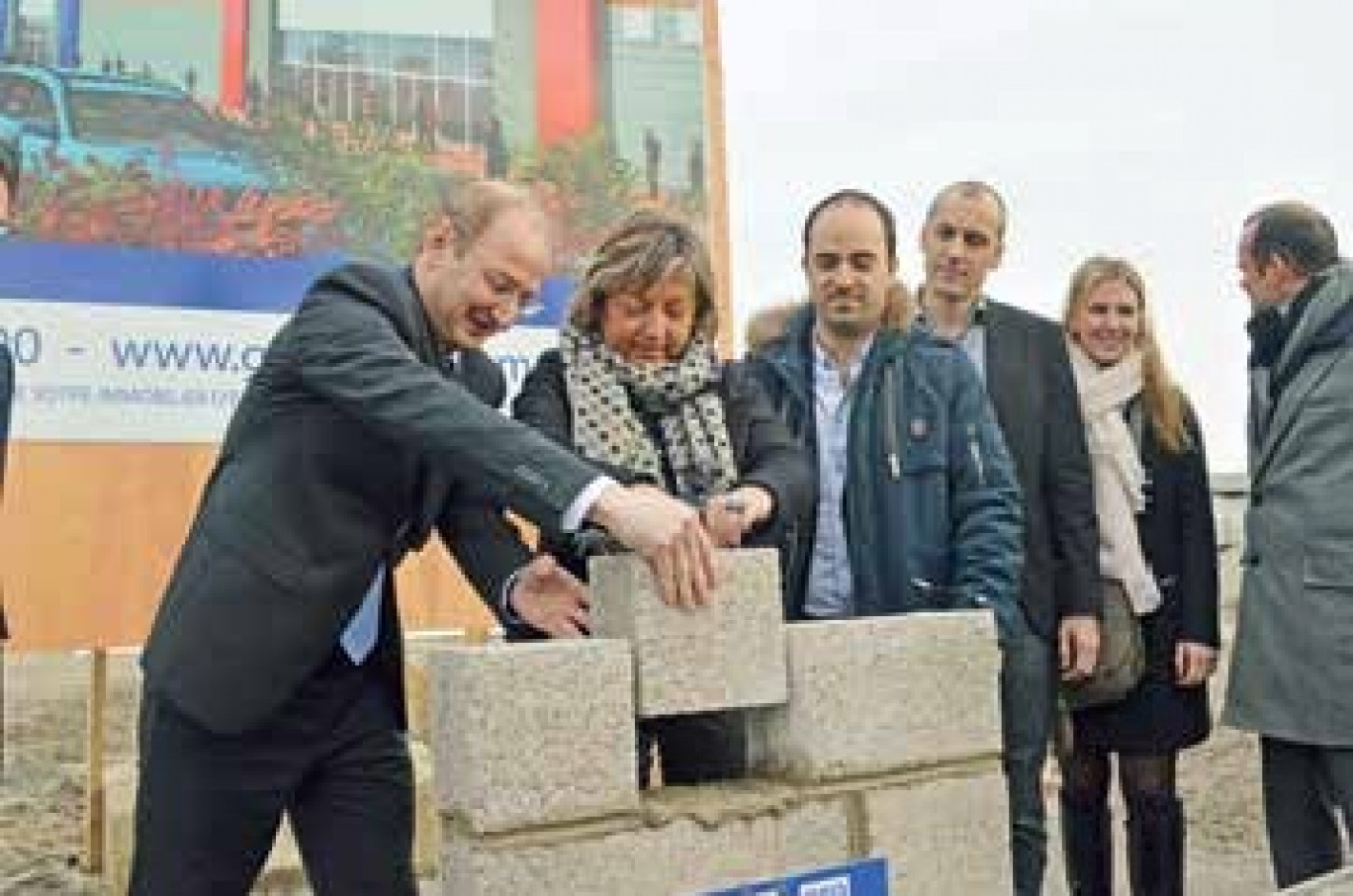 Natacha Bouchart, maire de Calais, a posé la première pierre de la ZAC des Cailloux en compagnie de Thierry Chambellan, délégué du pôle ingénierie de GSE.