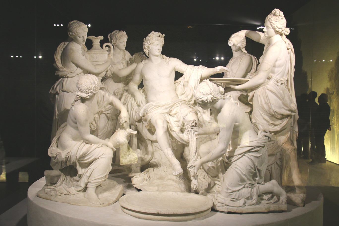 Ce groupe Apollon servi par les nymphes sculpté dans le marbre de Carrare entre 1666 et 1672 par François Girardon et Thomas Regnaudin tient une place importante au sein des collections de Versailles. Il s’agit de la première œuvre en marbre commandée pour orner les jardins du château. Par ailleurs, c’est l’un des plus grands chefs d’œuvre de la sculpture française, il est à Versailles ce que la Joconde est au Louvre.