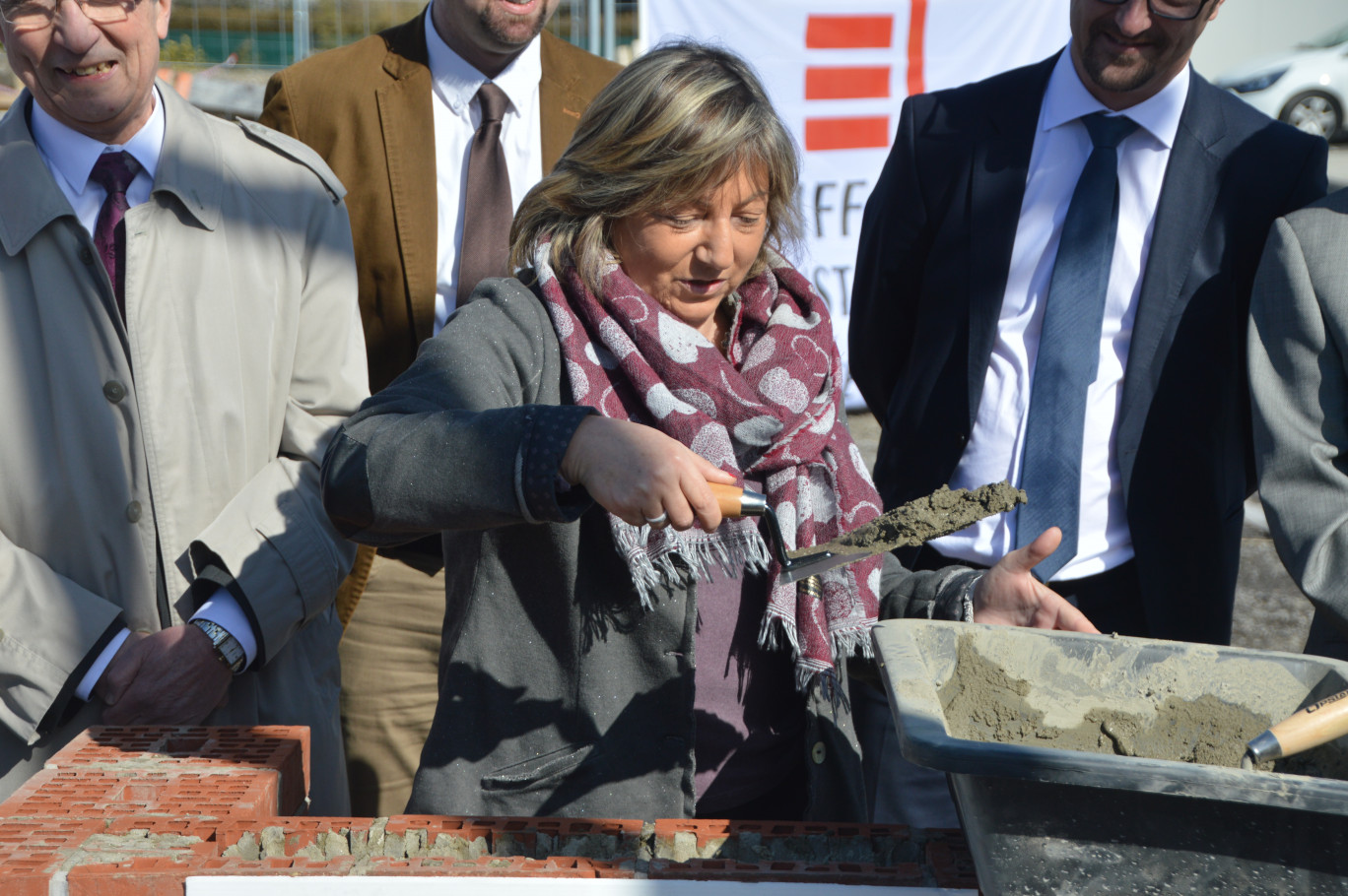 Natacha Bouchart, maire de Calais, a posé la première pierre du lot du "Jardin des Lys"