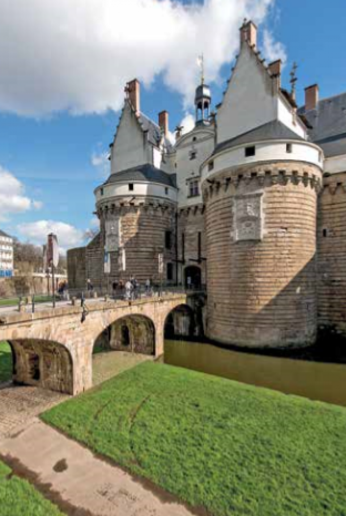Chaque été, Le Voyage à Nantes met en scène la ville au long d’un parcours où le touriste passe par le château des ducs de Bretagne.