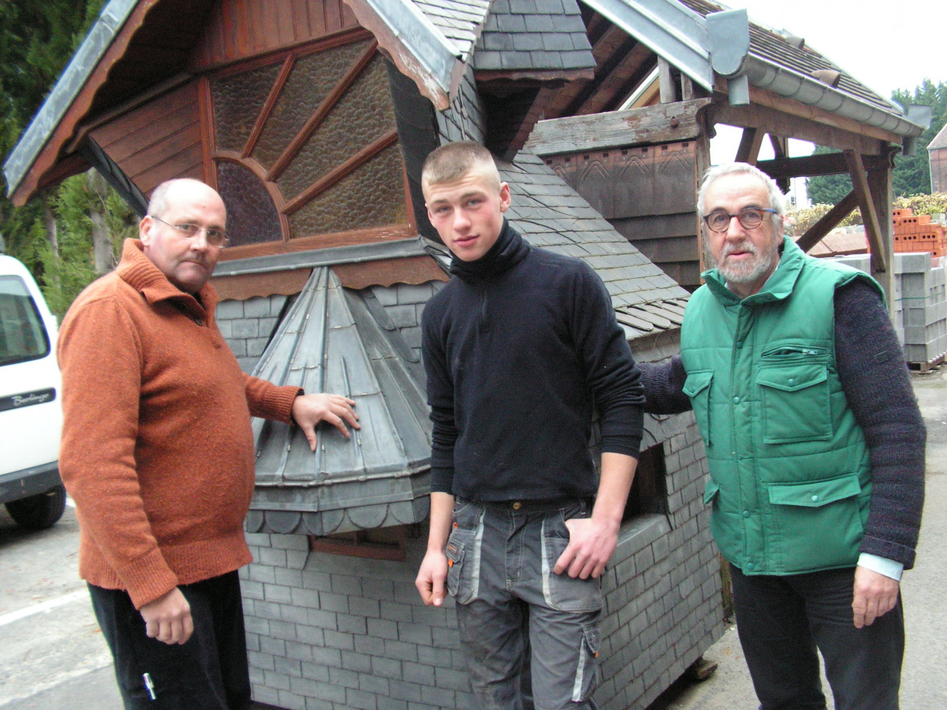 Michel Lamarque (à droite), en compagnie de Luc Dhenin, formateur en couverture depuis juillet 2016 (à gauche) et de Viktor Sotiau, en CAP, apprenti en zinguerie.