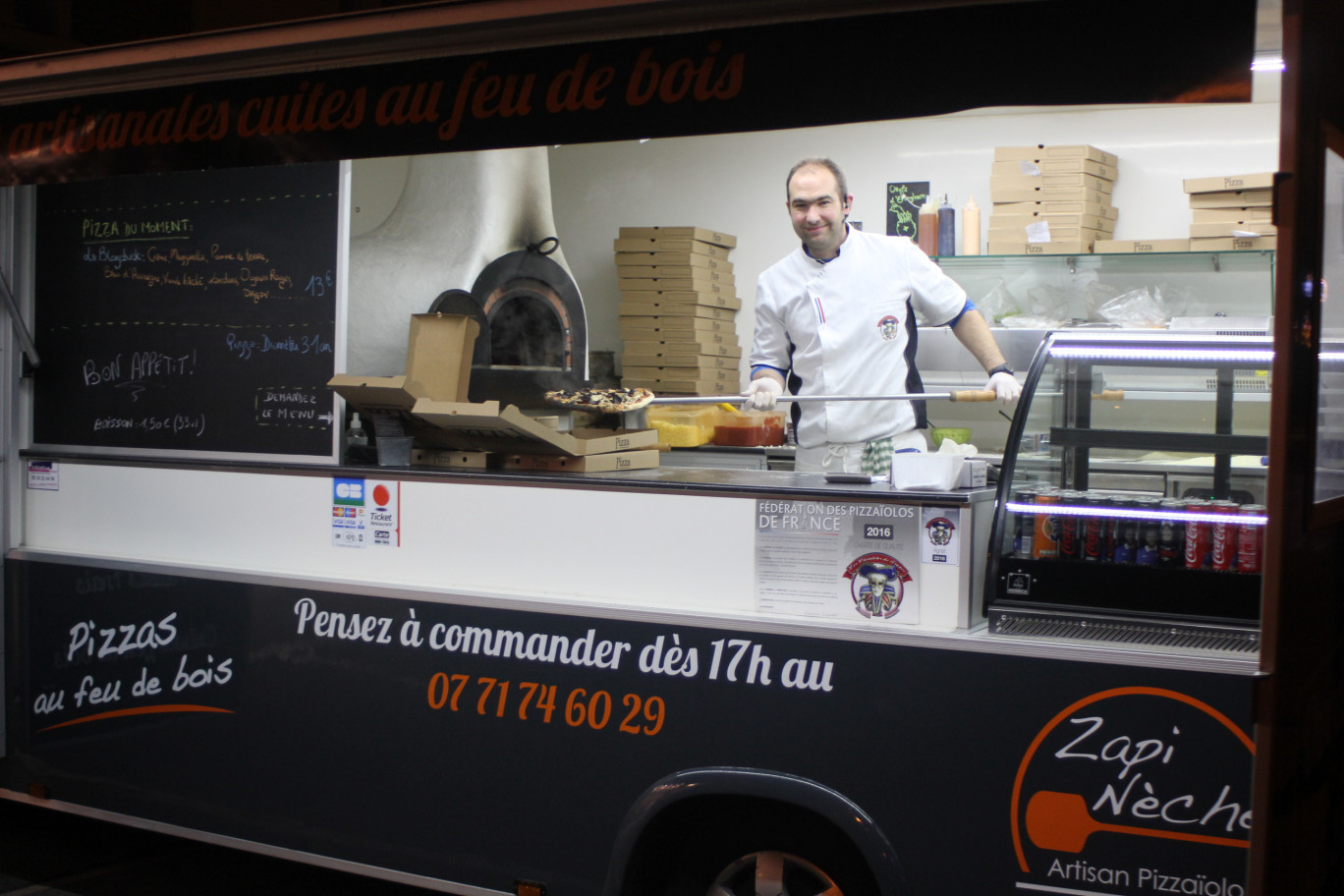 Avec sa cuisson au feu de bois, Sébastien Plovier, nouveau pizzaiolo dunkerquois, connaît déjà le succès.