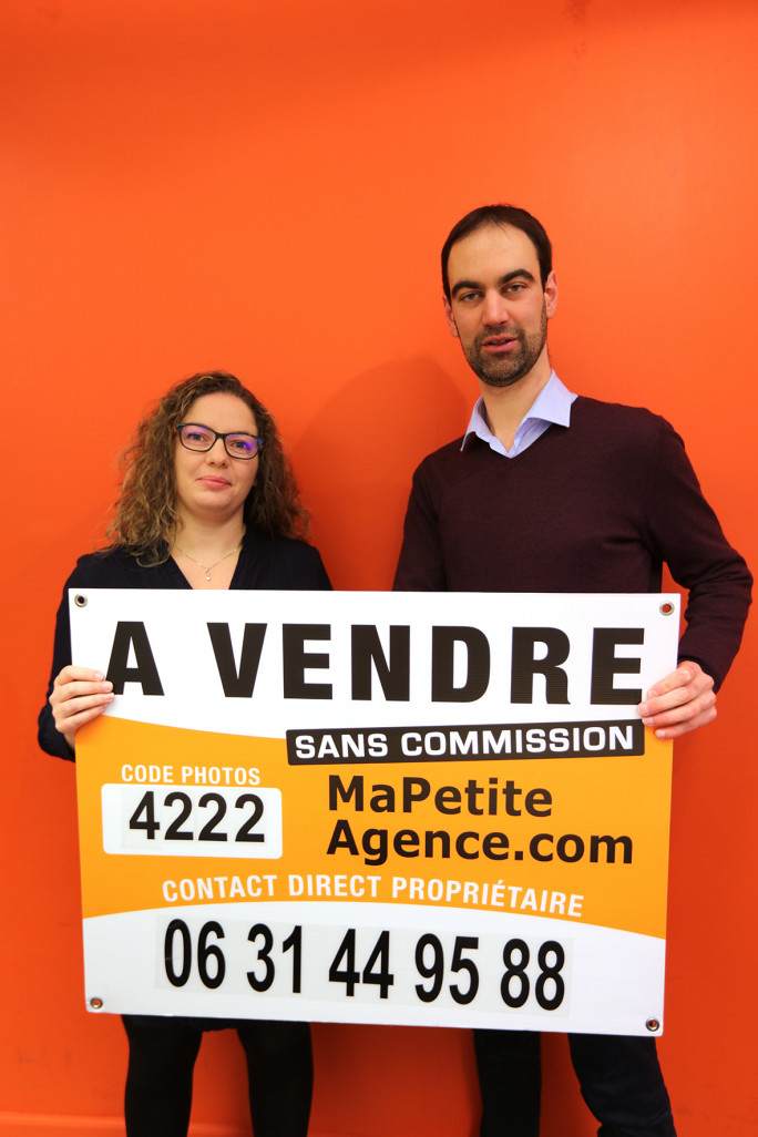 Nicolas Leclercq et sa salariée Hélène brandissent fièrement le panneau publicitaire ma petite agence.com précisant que le service est sans frais d’agence. 