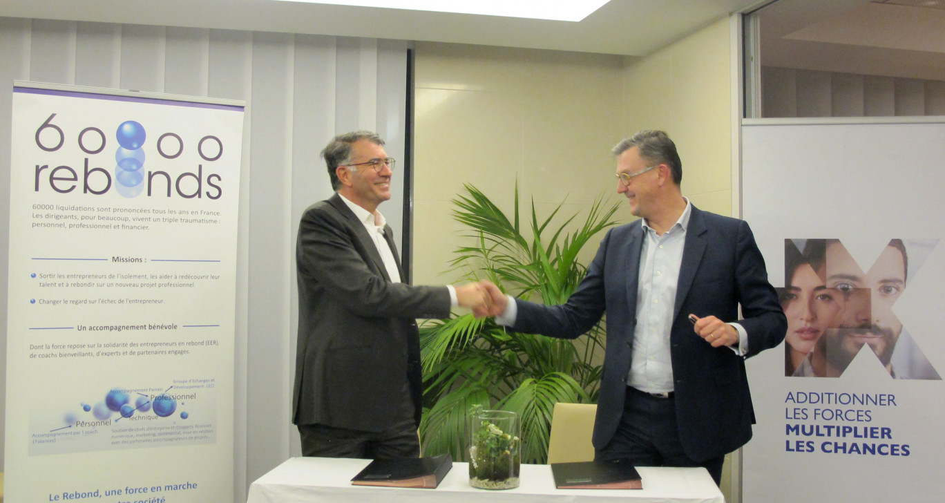 Bruno Tesson (à gauche) et Mathieu Réquillart ont signé la convention de partenariat entre 60.000 Rebonds et la Banque Populaire. 