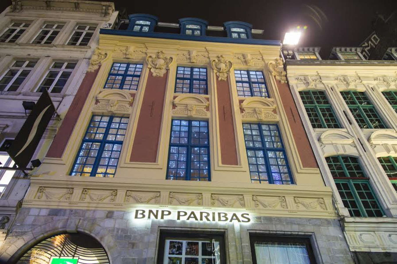 La façade de l'agence BNP Paribas grand-place de Lille.
