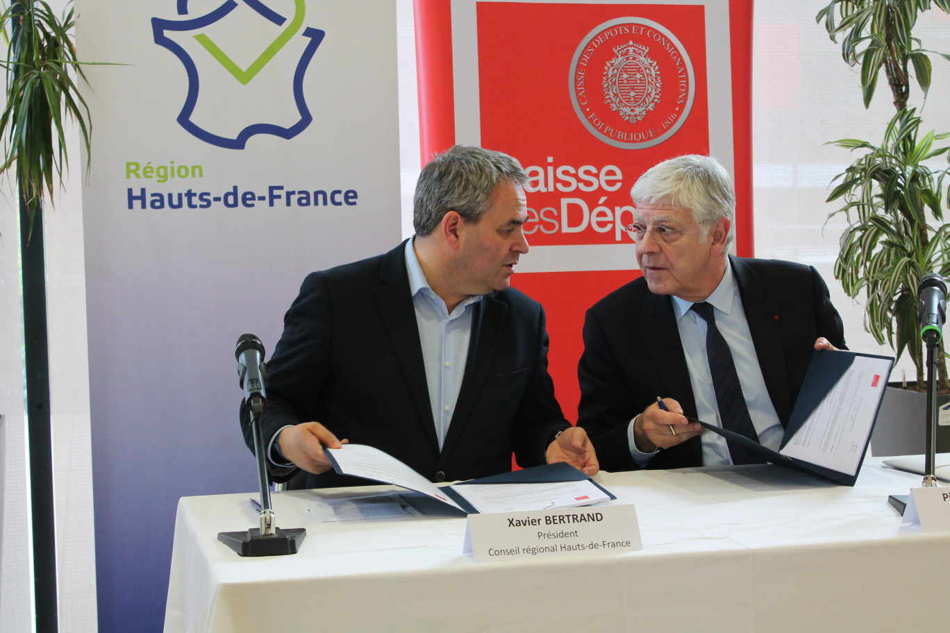Xavier Bertrand et Pierre-René Lemas lors de la signature. 
