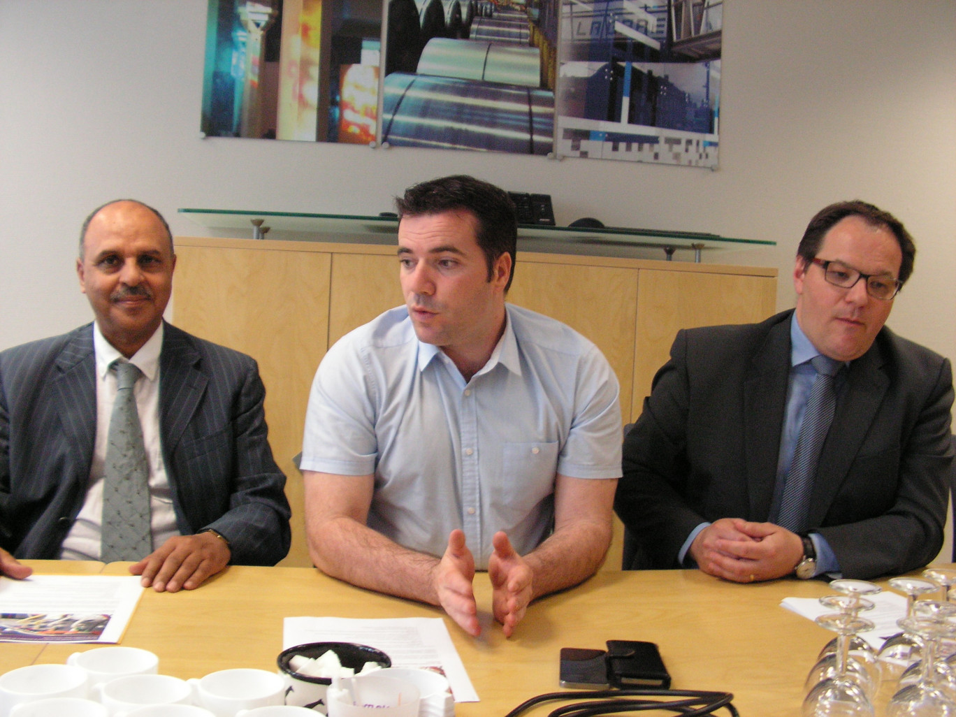De gauche à droite : Abdelhakim Artiba, président de l’UVHC ; Benjamin Saint-Huile, président de l’AMVS ; Arnaud Decagny, maire de Maubeuge.