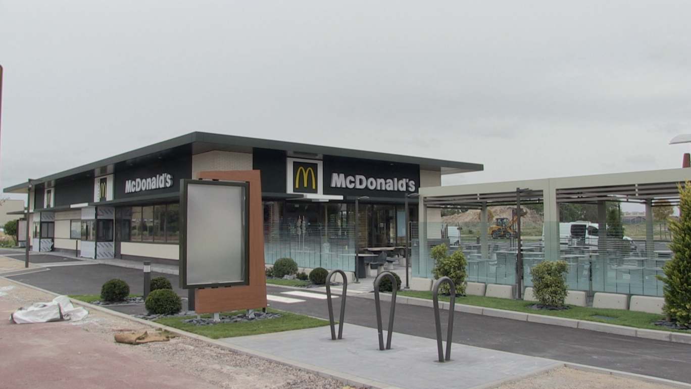 Situé en face du lycée Coubertin, le nouveau McDonald's ne devrait pas avoir trop de mal à trouver son public...