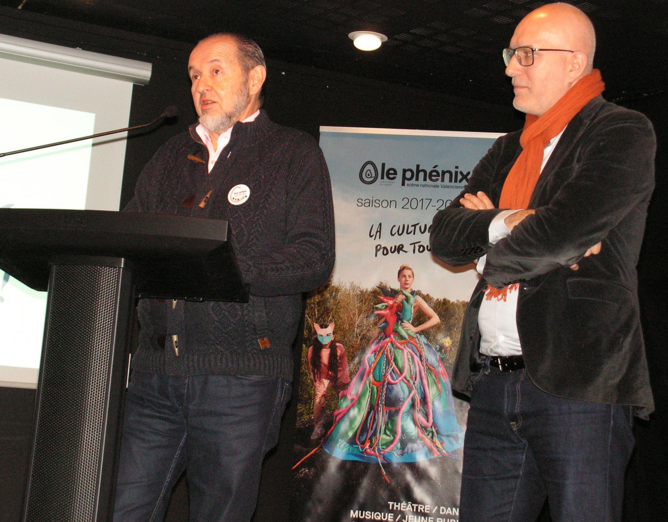 Sur scène : Patrice Alberge, président des Amis du Phénix (au micro) et Romaric Daurier, le directeur.