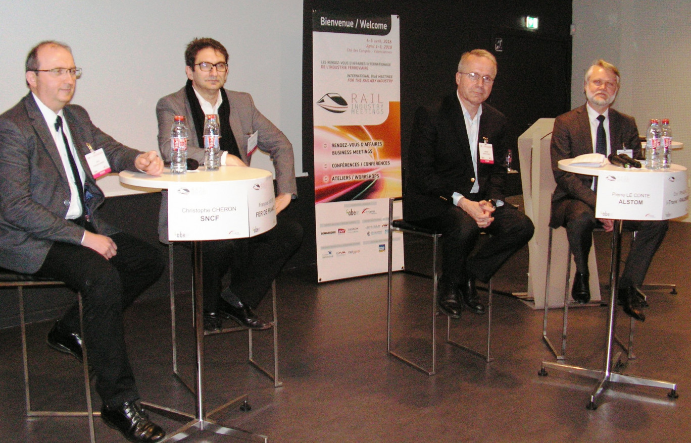 Les participants à la table ronde animée par le journaliste Marc Tronchot : Christophe Chéron (SNCF), François Meyer (Fer de France), Pierre Le Conte (Alstom), Eric Trégoat (i-Trans/IRT Railenium).