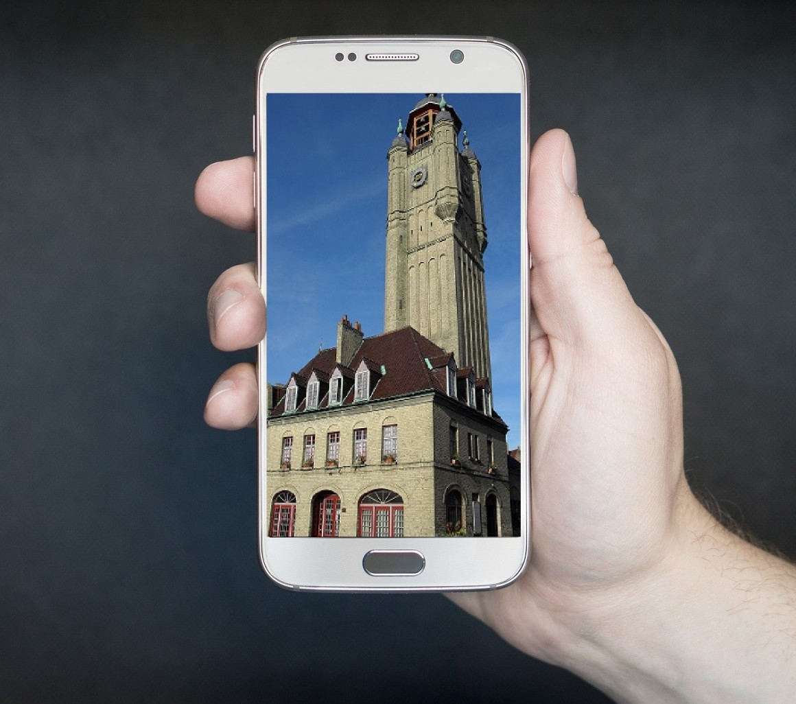 La réalité augmentée permet de visiter des monuments à travers une application accessible sur mobile ou tablette afin de découvrir les bâtiments comme ils ont été dans le passé et comme ils sont devenus aujourd’hui dans leur globalité. Différents projets sont en cours, dont le beffroi de Bergues. 