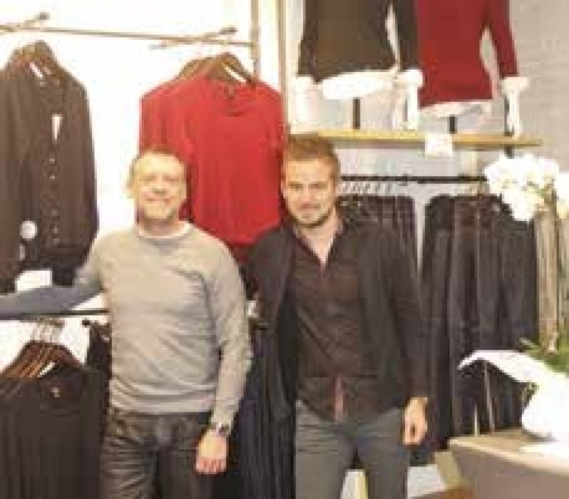 Didier Guerville et son beau-fils dans leur boutique Mexx à Dunkerque.