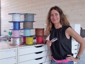 Caroline Delemazure présente les bracelets de cuir à partir desquels elle imagine ses créations.