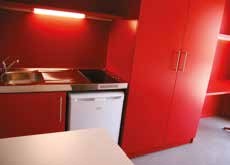 Les chambres (18 m² pour un T1 et 36 m2 pour un T2 ou T3) sont conformes aux standards actuels pour un espace de vie comportant une salle d’eau, une kitchenette, un espace de travail et de repos.