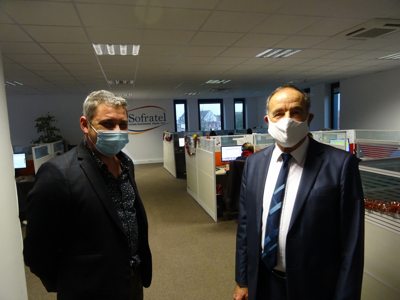 Julien Dusart (à gauche) est le responsable d'activités de Sofratel, centre d'accueil téléphonique,  Christian Vautrin son fondateur et directeur.