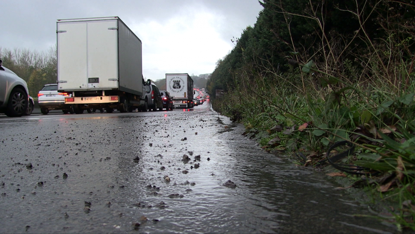 Le trafic transmanche est ralenti par trop de camions britanniques bloqués en zone orange. (Aletheia Press / C.E.)