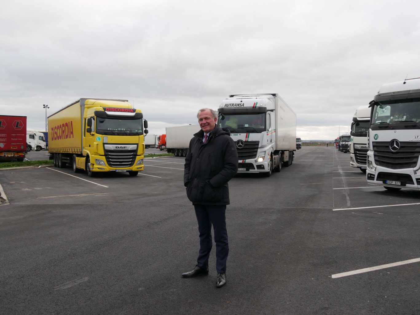 Le cogérant d’ASA, Antoine Ravisse, a créé deux zones de stockage temporaire pour les camions en phase de contrôle. (© Aletheia Press / L.D.)