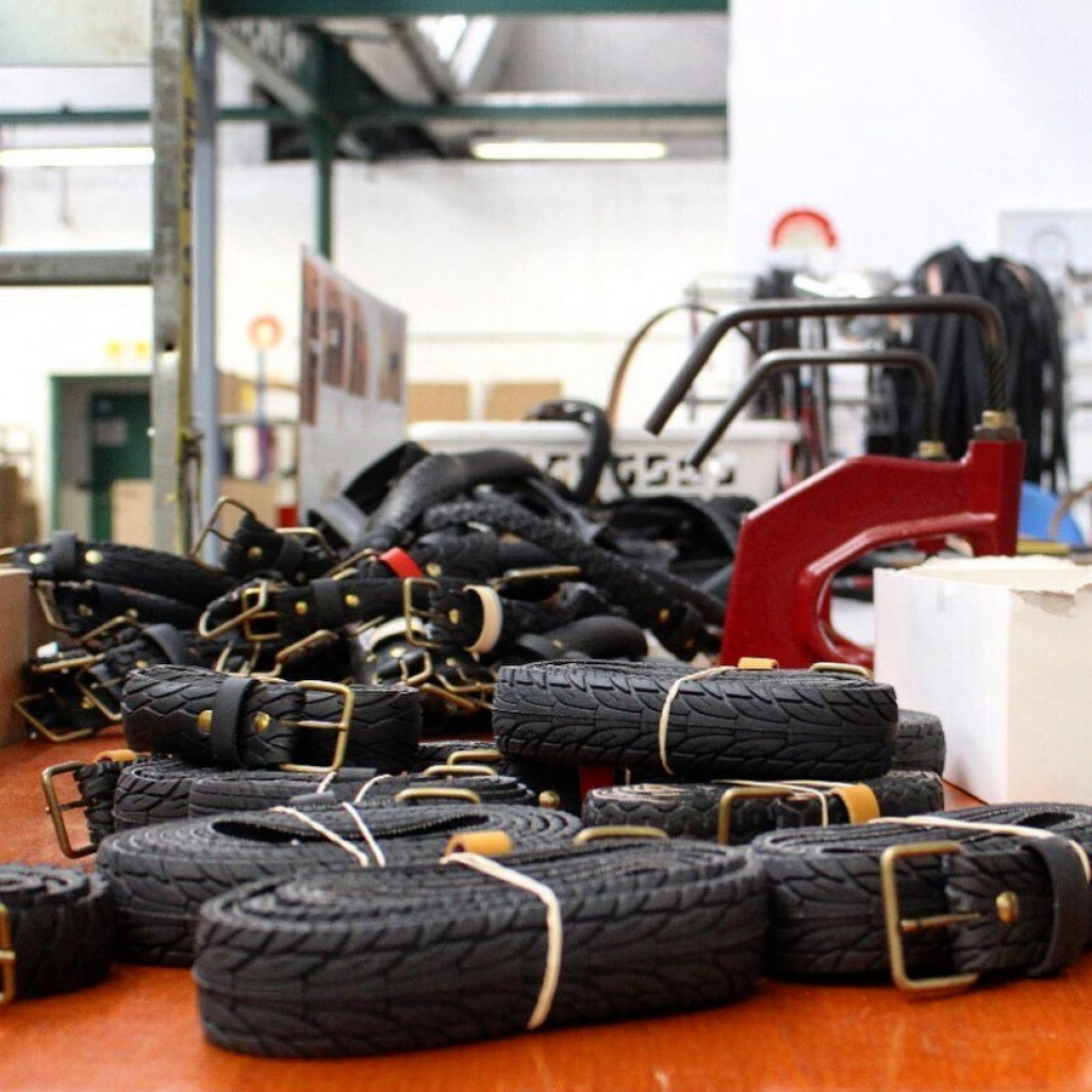 Les ceintures de La Vie est Belt sont fabriquées à base de pneus usagés.