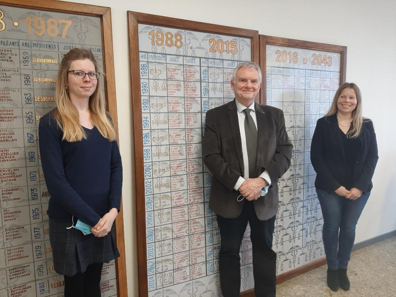 Christian Lavallée, président du tribunal de commerce, dans son bureau, accompagné de Me Lucile Pouwels (à gauche) et Me Julie Pouwels, qui ont pris la suite de leurs parents au greffe du tribunal de Dunkerque en 2020.