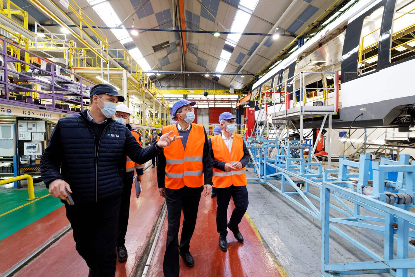 Au centre Henri Poupart-Lafarge, président du groupe Alstom et Jean-Baptiste Eyméoud, président d'Alstom France (à droite) devant les lignes de production du Francilien, à Crespin. © Samuel Dhote