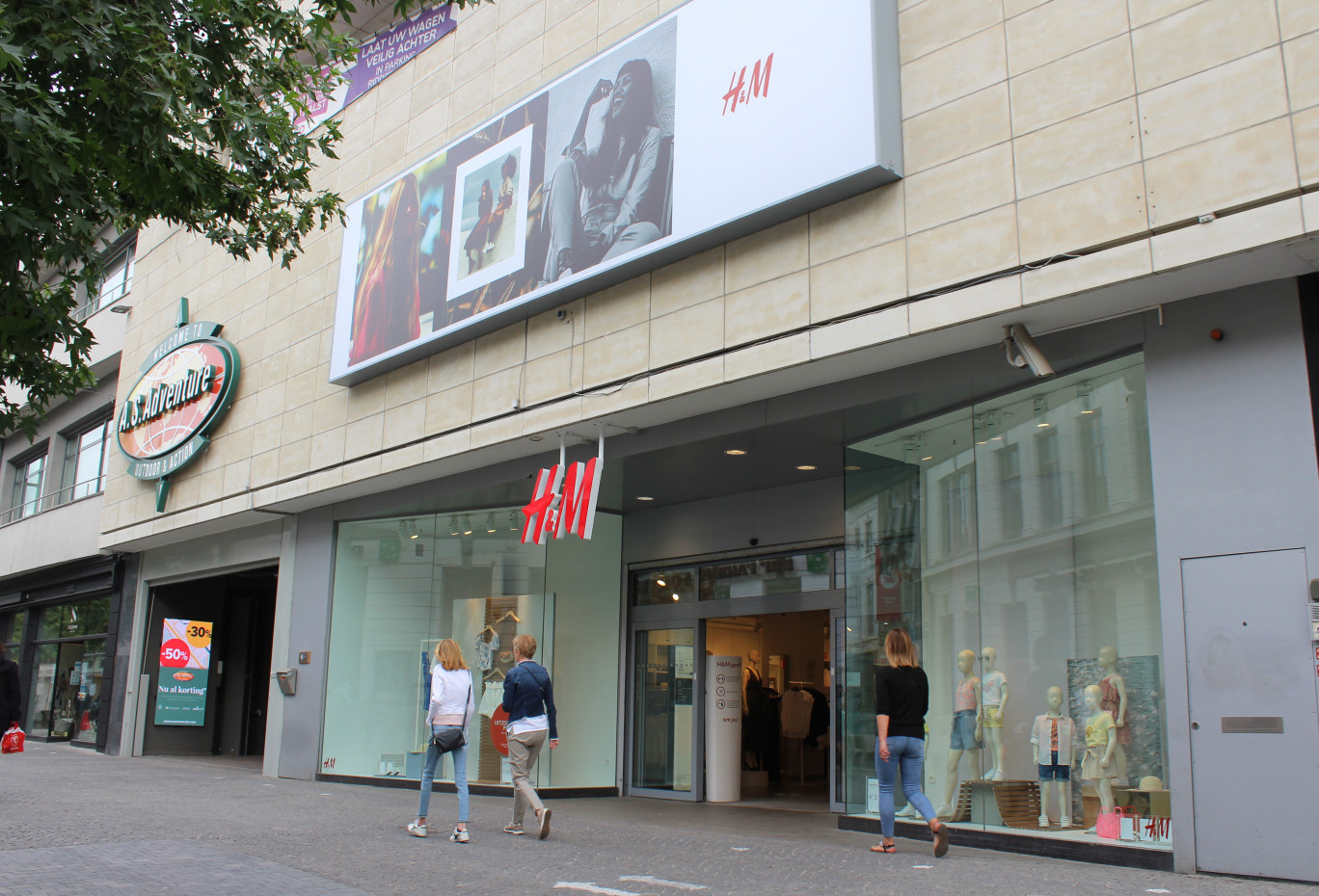 A l’échelle internationale, H&M envisage de fermer 250 magasins cette année. © Imladris