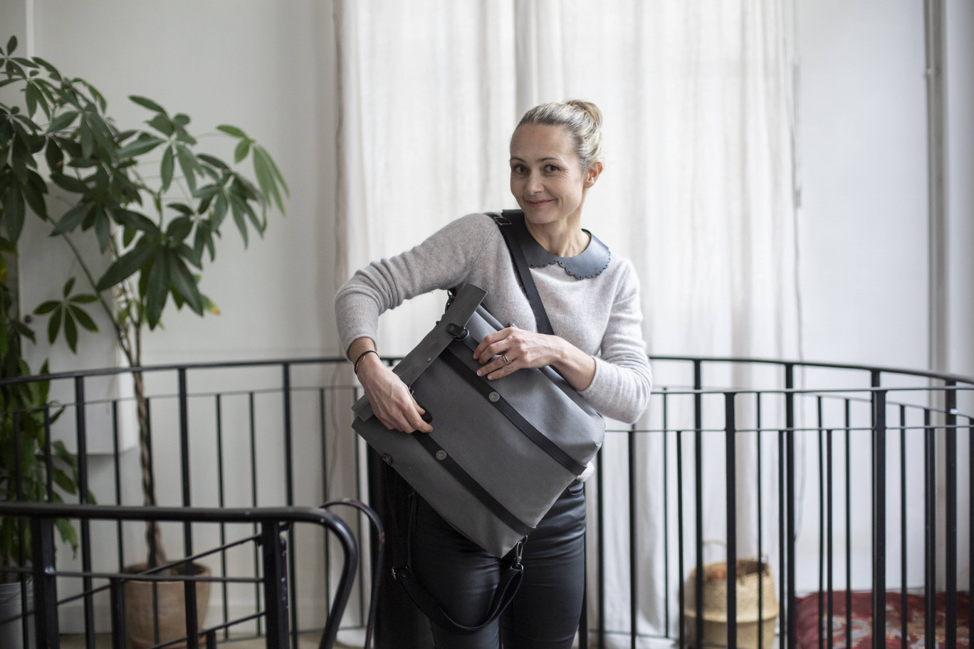 Capucine Thiriez, fondatrice de Saint Lazare, avec son sac à dos en toile recyclée. 