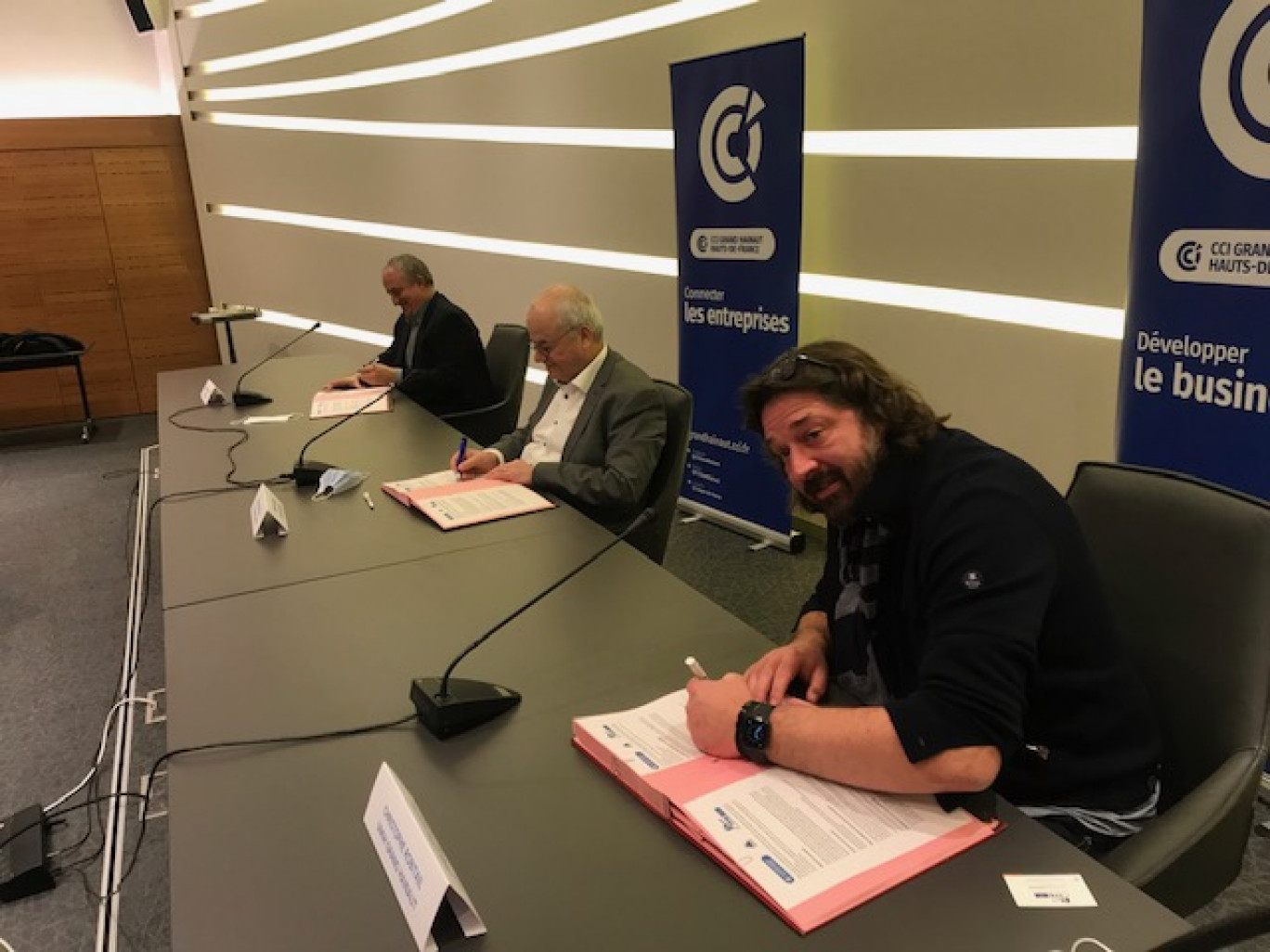 Une convention de partenariat entre l'UMIH, représentée par Christophe Robitail (à droite), la CCI et la FFB Hainaut a été signée ce 18 février.