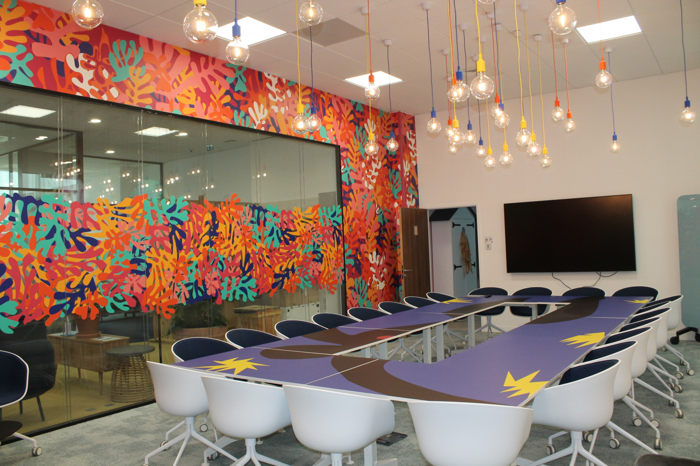 Chaque salle de réunions rappelle une ambiance de la région. Ici, la salle dédiée au peintre Matisse.