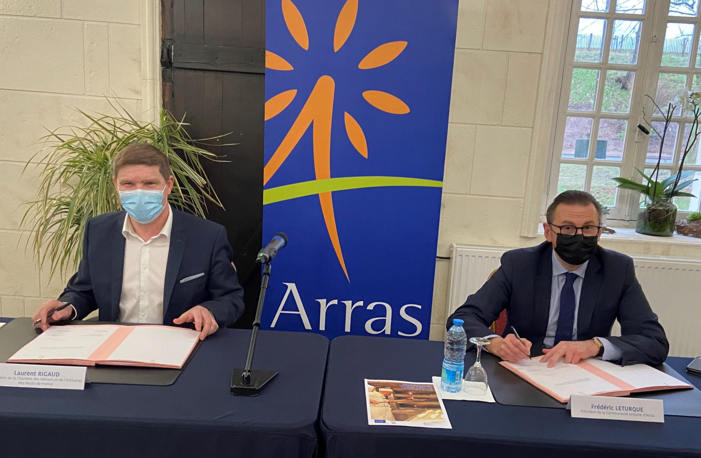 Lors de la signature de la charte de coopération, Laurent Rigaud, président de la Chambre de métiers et de l’artisanat des Hauts-de-France, et Frédéric Leturque, président de la Communauté urbaine d’Arras.