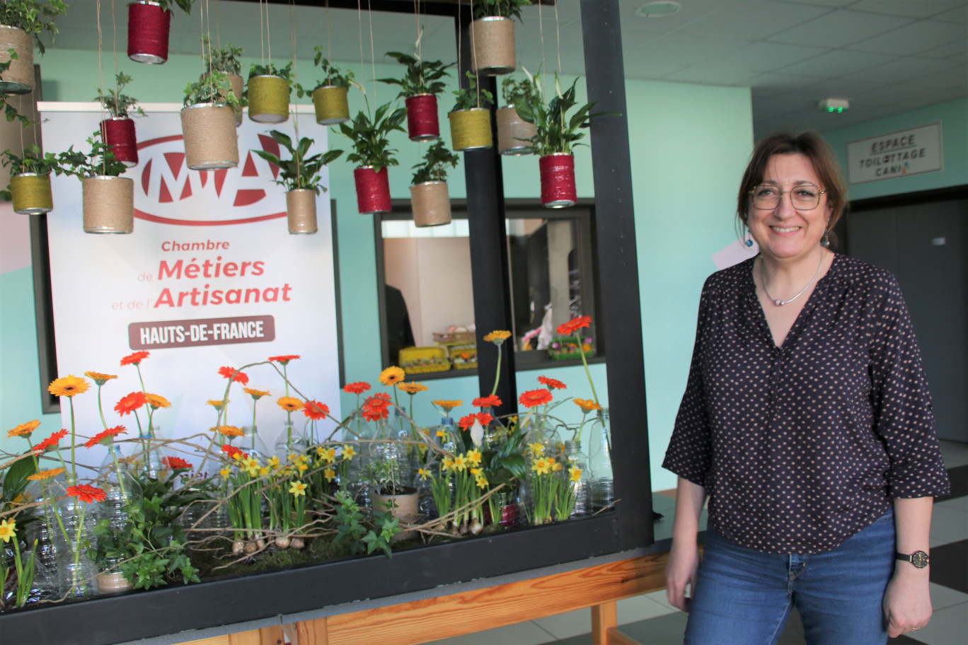 Nadine Bezeau, responsable du centre de formation d’Arras, au milieu des compositions florales créées par les apprentis.