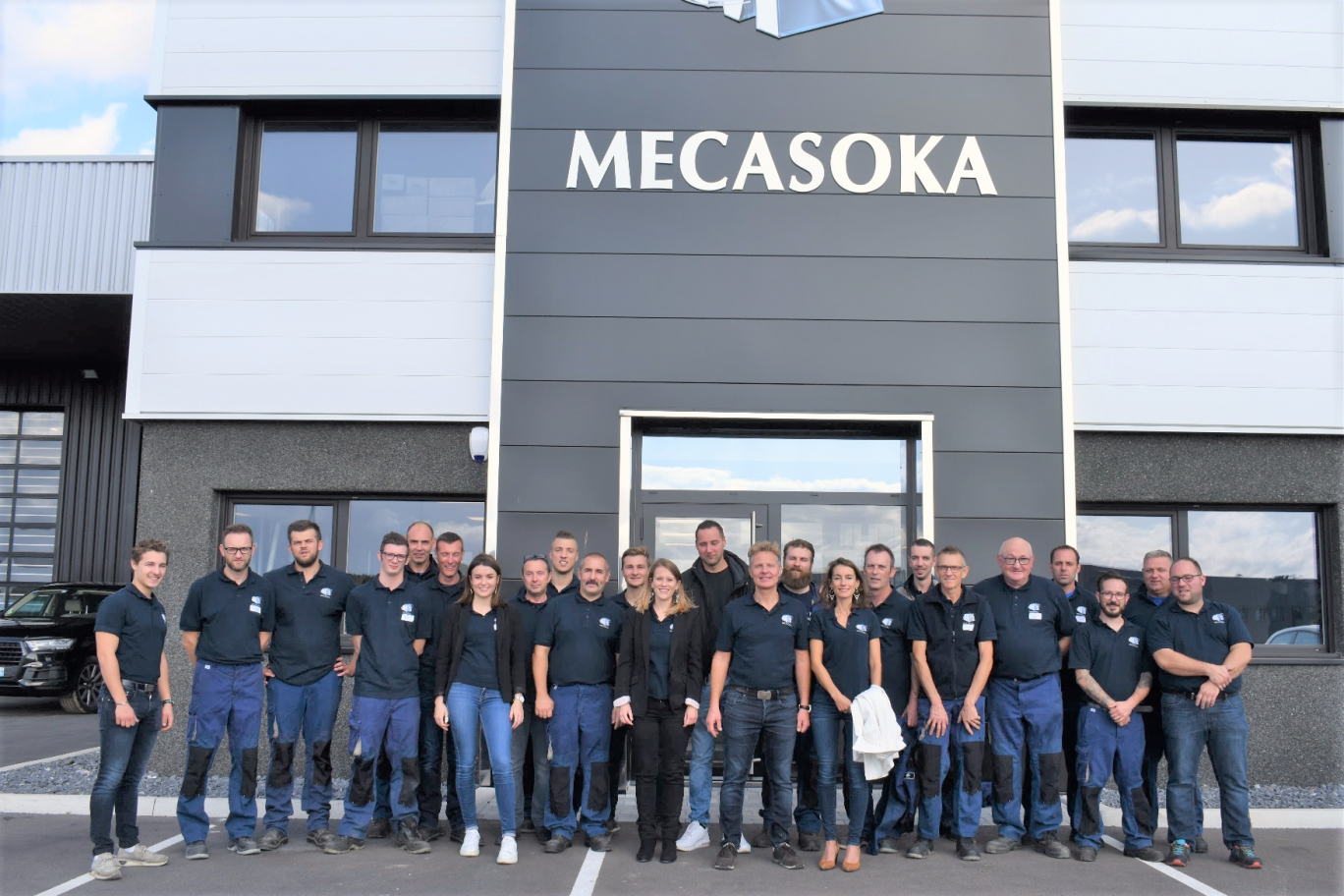 L'équipe Mecasoka pose devant ses nouveaux bâtiments.