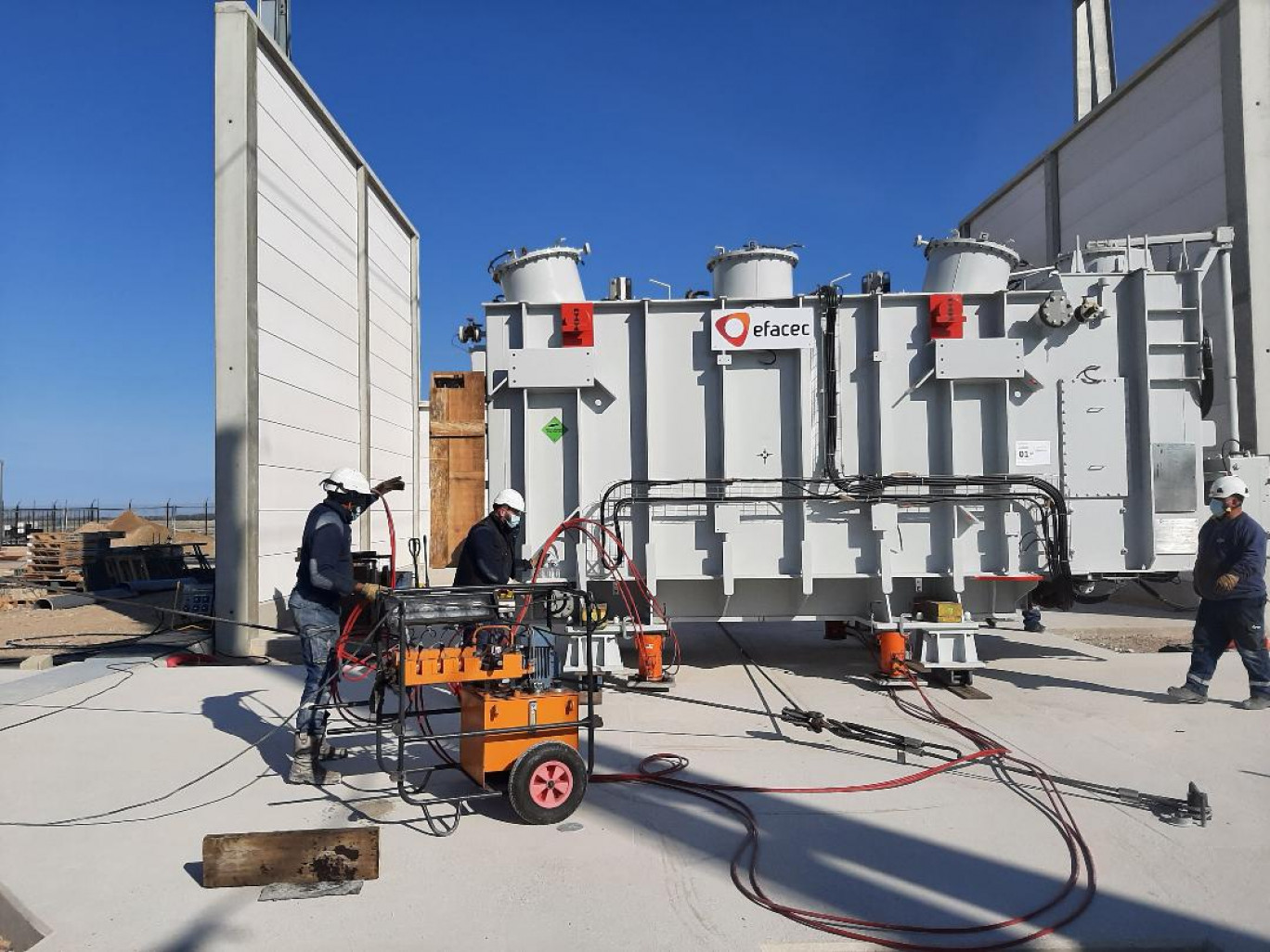 La mise en place du transformateur, le 14 avril dernier, a constitué une étape clé du chantier de construction d'un poste source sur la ZGI du port de Dunkerque.