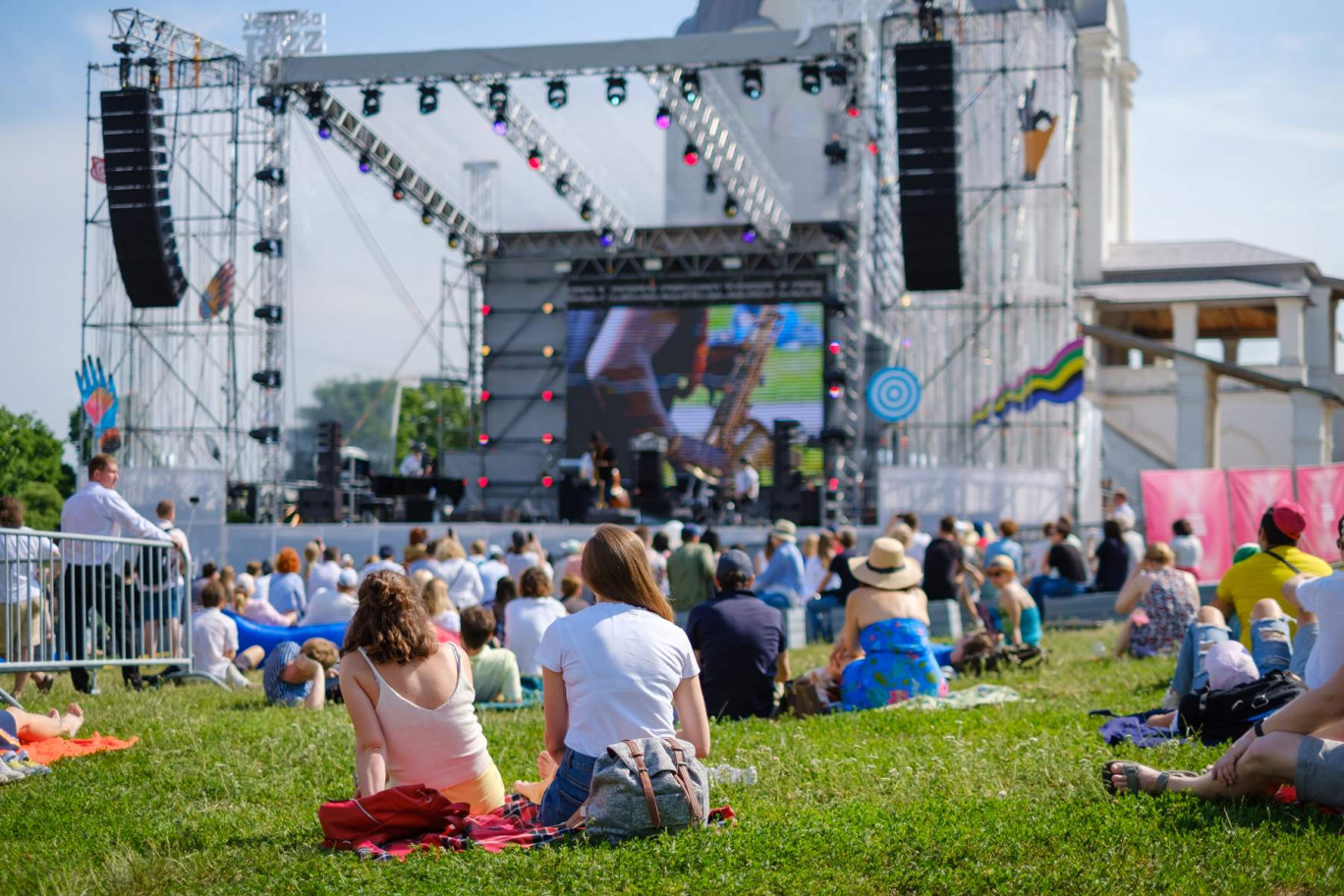 Pour nombre de festivals en plein-air, l'obligation d'accueillir cet été 5 000 spectateurs maximum en version assise n'est pas tenable financièrement. © Anton Gvozdikov