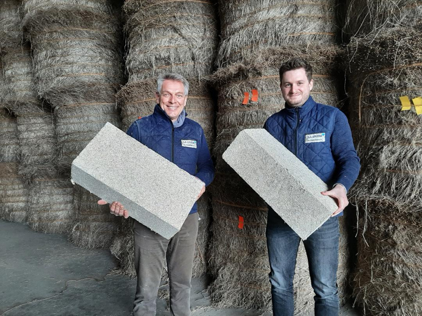 Bertrand Delporte, directeur de L.A Linière, et Julien Gilliot, ingénieur produit, tiennent fièrement en mains des blocs de Bâtilin©.