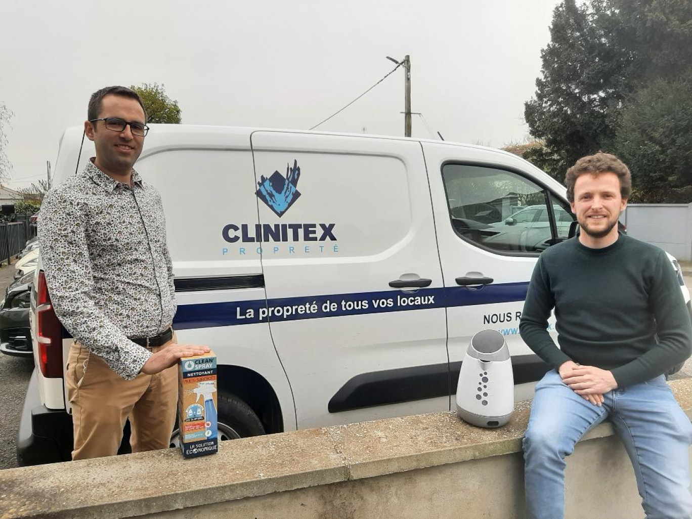 A gauche, Julien Leroux, qui a pris la direction de l'agence littoral Nord située à Coulogne, et Charles Pick, directeur RSE du groupe Clinitex.
