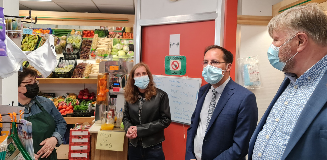 Lors de la visite de l’épicerie solidaire, Rodolphe Dumoulin, commissaire à la lutte contre la pauvreté en région Hauts-de-France, et (à droite) Jean-François Théret, maire de Frévent.