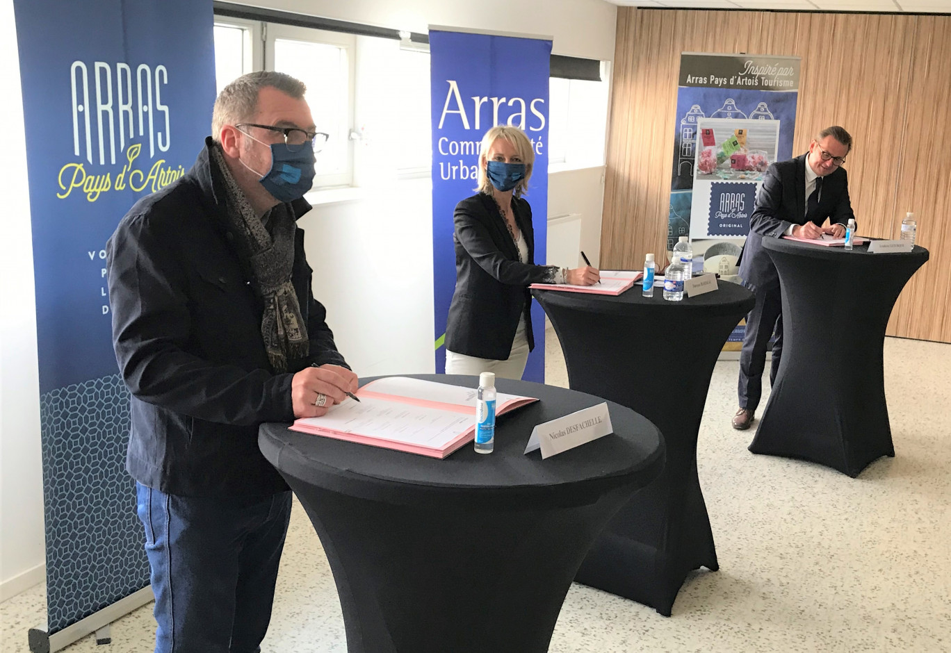 De gauche à droite : Nicolas Desfachelle, président de l’Office de tourisme, des loisirs et des congrès d'Arras Pays d’Artois, Florence Bariseau, vice-présidente régionale en charge de la jeunesse, des sports et du tourisme, et Fréderic Leturque, président de la communauté urbaine d’Arras et président du Comité régional de tourisme.  © Arras Pays d'Artois Tourisme