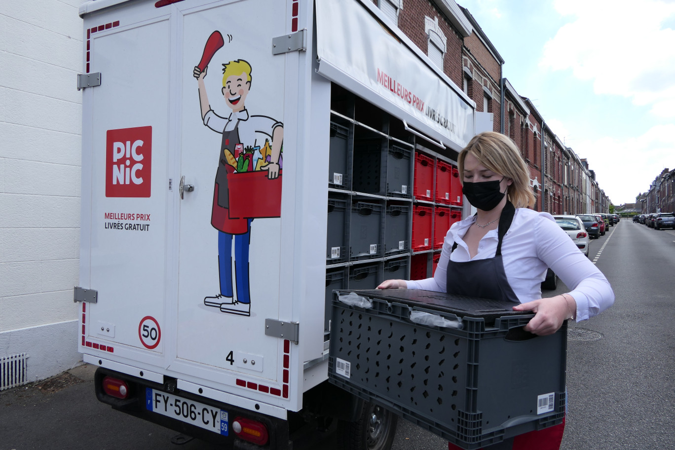 Juliette, runner de Picnic, sillonne Valenciennes au service des clients. (© Aletheia Press / Matthieu Guillot)