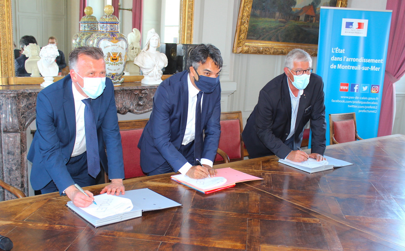 (De g. à dr.) Pierre Ducrocq, Frédéric Sampson et Bruno Cousein lors de la signature de la convention, le 27 mai.  (© Aletheia Press, J-B Guilbert)