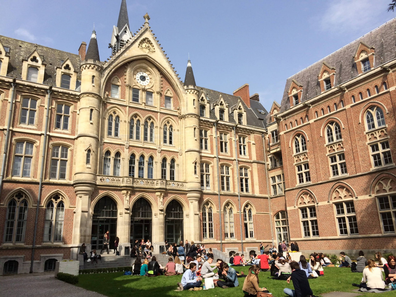 La Faculté Libre de Droit, au sein de l'Université Catholique de Lille, forme chaque année 3 000 étudiants.