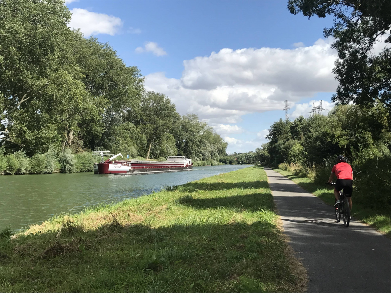 Le long du canal de la Somme. Crédit Olivier Razemon