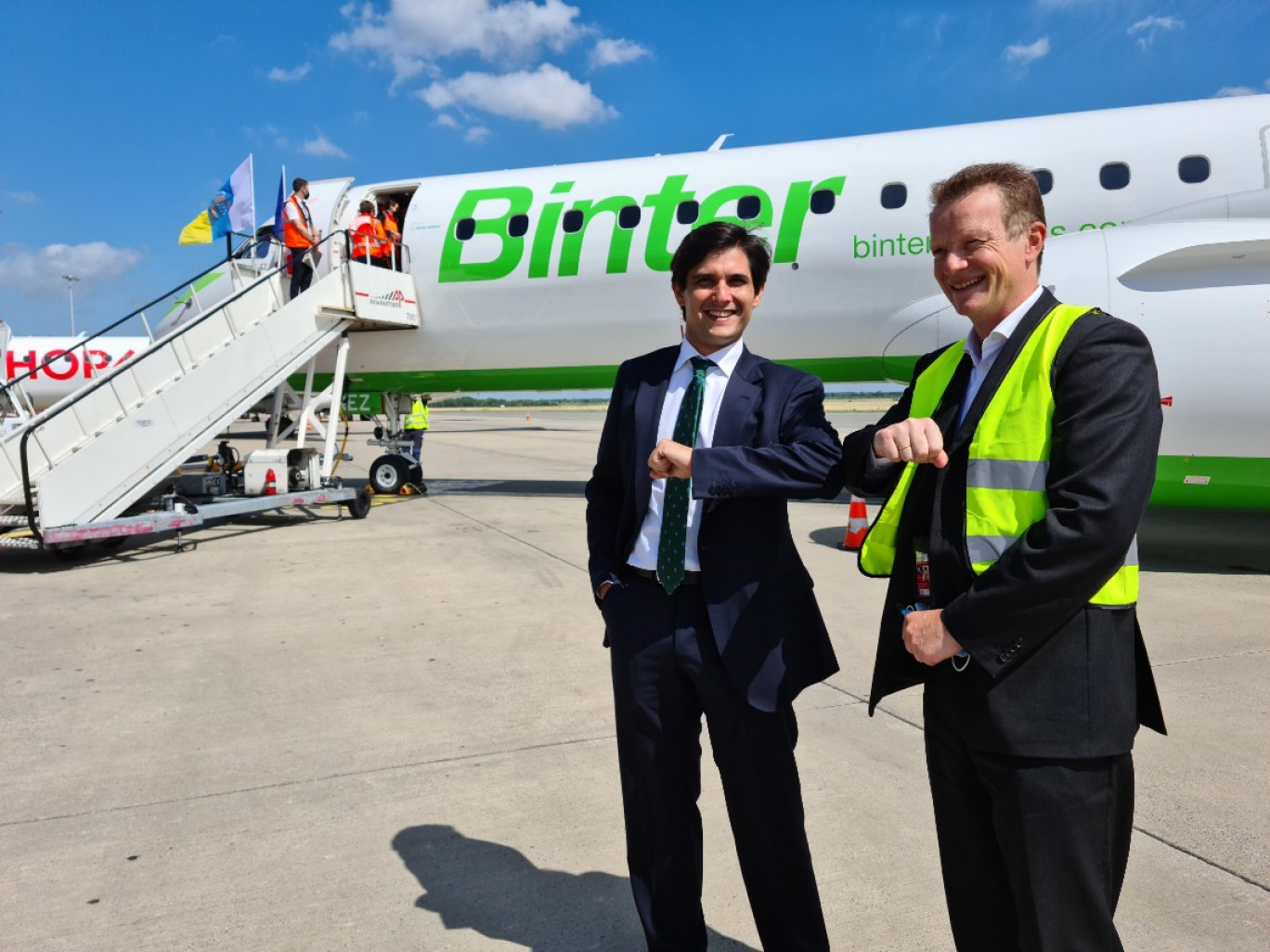 Fernando Morales de Armas, Area Manager de Binter et Marc-André Gennart, directeur de l'aéroport Lille-Lesquin.